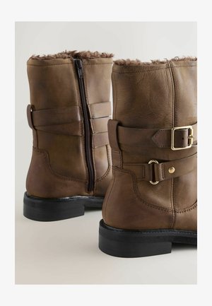 Next, REGULAR FIT - FOREVER COMFORT BUCKLE - Cowboy-/Bikerstiefelette - new chestnut brown oiled leather