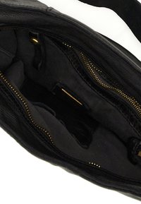 Interno di borsa in pelle nera con cerniere dorate, rivestimento in tessuto e numerosi scomparti. Presenta un materiale testurizzato e un design spazioso.