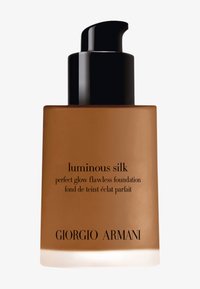 Giorgio Armani Luminous Silk Foundation i en frostet brun flaske med en svart pumpe, med hvit tekst og en glatt, blank overflate.