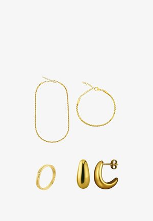Gouden sieradenset bestaande uit een platte kettinghalsketting, een gedraaide armband en drie paar oorbellen met verschillende vormen en texturen.
