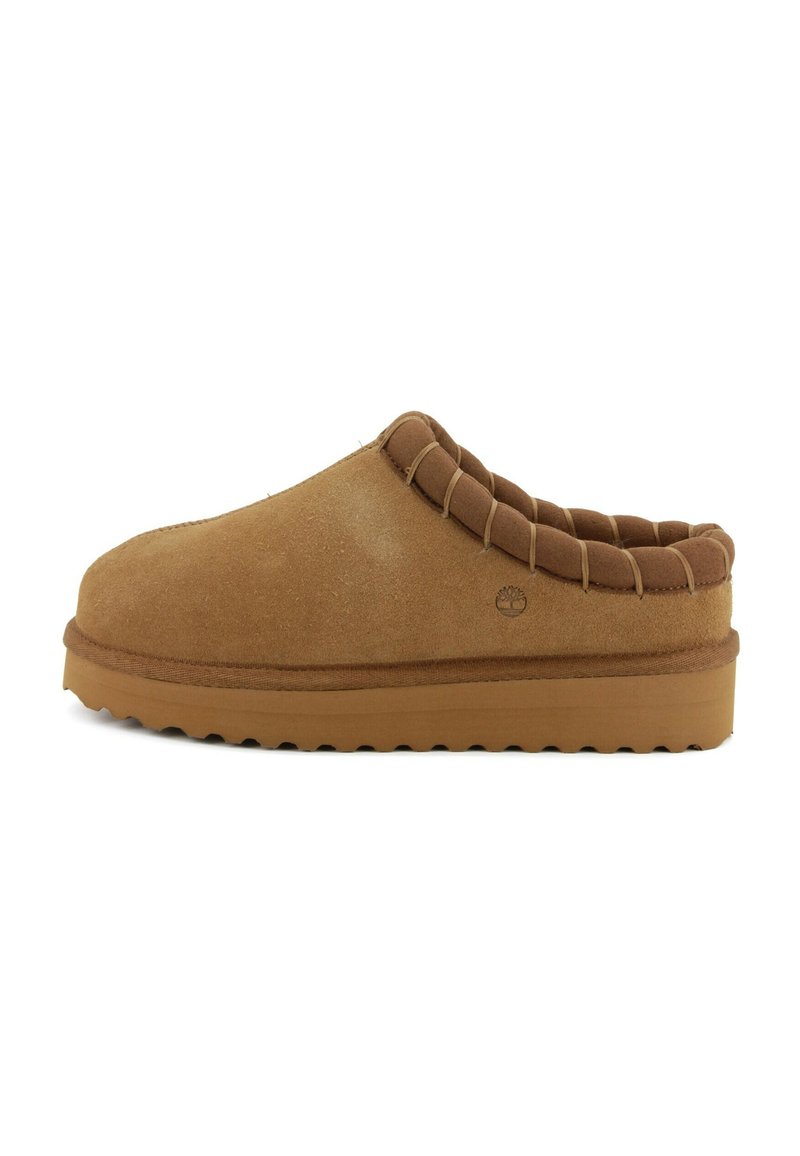 Scarpa slip-on in suede marrone con un accento tessuto intrecciato sul colletto e una robusta suola in gomma caratterizzata da un profilo basso e un motivo antiscivolo.