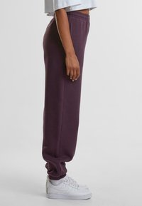 Urban Classics FLUFFY - Joggebukse - plumpurple