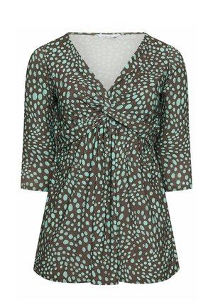 Top marrón con manchas ovaladas azul verdoso, escote en V, frente fruncido con torsión y mangas tres cuartos, ajuste suelto debajo del busto.