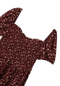 Abito floreale borgogna con maniche a sbuffo corte. Il tessuto presenta un design strutturato arricciato e piccoli fiori crema sparsi.