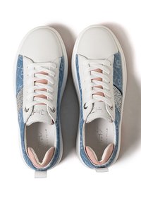 Sneaker bianche e azzurro chiaro con pannelli laterali in denim testurizzato, dettagli argentati e rivestimento interno rosa; presentano lacci bianchi e punta arrotondata.