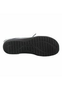 Suela de zapato negra con un agarre texturizado y estampado, con surcos profundos y secciones elevadas para tracción. El material parece ser de goma.