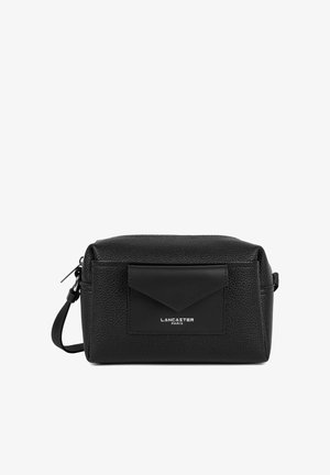 Schwarze Ledertasche mit Struktur und rechteckiger Form, ausgestattet mit einer Klappentasche und einem Reißverschluss. Vorne prangt das Logo "LANCASTER PARIS".