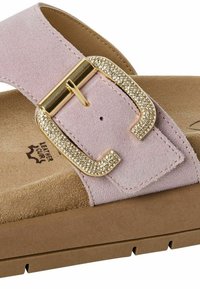 Rozā zamša siksnas sandale ar platām siksnām un lielu zelta sprādzi, kas rotāta ar rhinestones, piedāvājot mīkstu bezgala krāsā pamatni un biezu zoli.