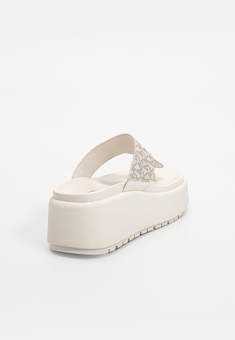 Sandalia tipo flip-flop con plataforma beige, suela gruesa y tira de tela estampada, mostrada desde el lado trasero izquierdo sobre un fondo blanco.