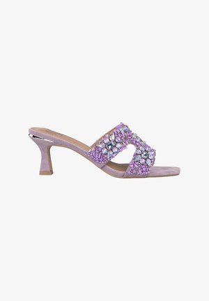 Mule viola senza fibbie con tacco basso, decorato con gemme multicolori e fasce in tessuto liscio. Design open-toe con una fascia ampia.