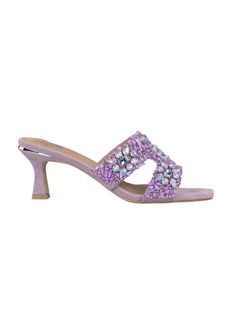 Mules violettes à enfiler avec un petit talon, ornées de pierres précieuses multicolores et de brides texturées lisses. Design ouvert avec une large bande.