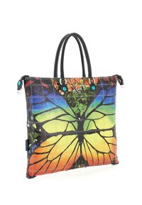 Borsa tote multicolore con design di farfalle con contorni neri, realizzata in materiale testurizzato. Doppie maniglie nere con accenti blu sulle parti metalliche.