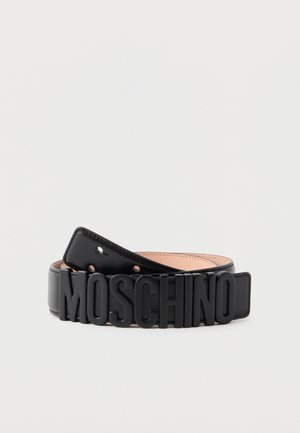 Cinturón de cuero negro enrollado con grandes letras negras que forman la palabra "MOSCHINO" como hebilla sobre un fondo claro y liso.