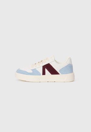 Sneaker met een witte leren basis, lichtblauwe en bordeauxsuède accenten, ronde neus en een gegoten rubberen zool. Vetersluiting.