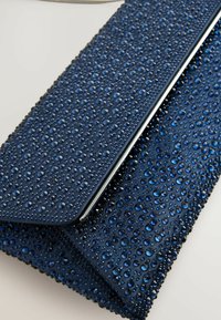 Borsa a pochette blu navy con superficie testurizzata caratterizzata da gocce in rilievo e strass, rifinita con una chiusura metallica e bordi lisci.