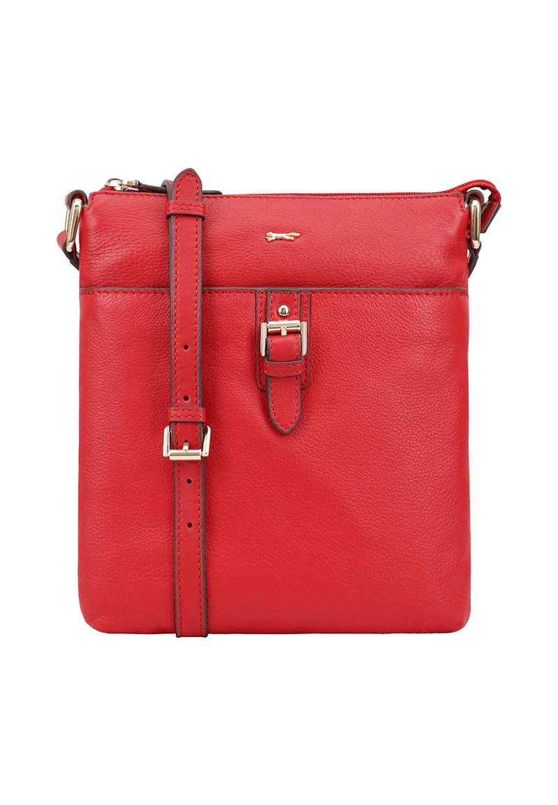 Rode leren schoudertas met een gladde textuur, een plat ontwerp, een verstelbare schouderband en een zilverkleurige gespdetail aan de voorkant.