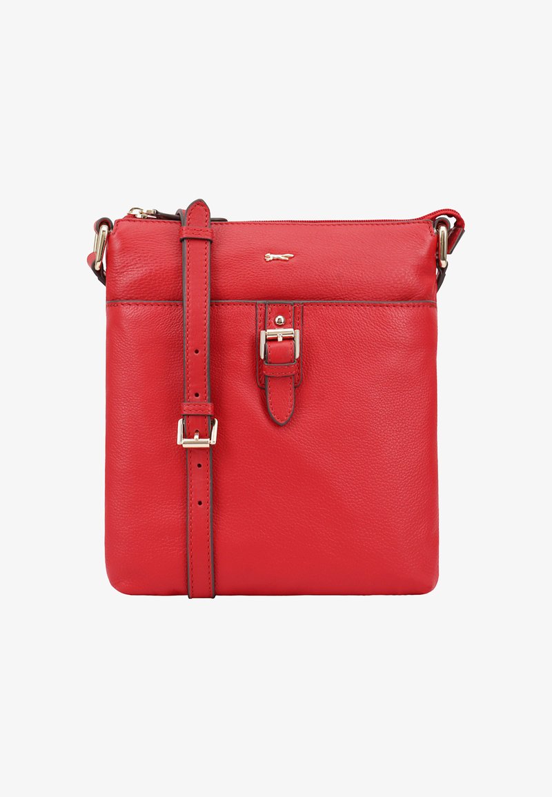 Rode leren schoudertas met een gladde textuur, een plat ontwerp, een verstelbare schouderband en een zilverkleurige gespdetail aan de voorkant.