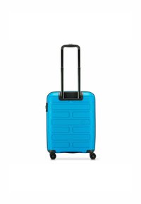 Hartschalentrolley in leuchtendem Blau mit strukturierten Oberflächen und horizontalen Rillen, ausziehbarem schwarzen Griff und rollenden Rädern.