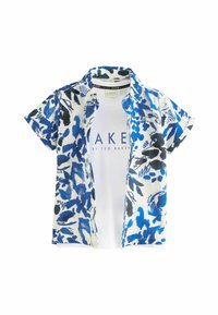 Camisa de manga corta con un patrón abstracto en azul y blanco, que presenta una camiseta blanca debajo con "BAKER" impreso en azul.