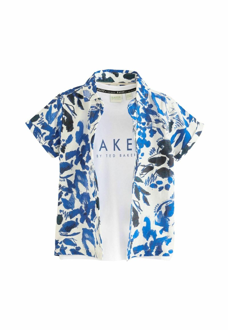 Camisa de manga corta con un patrón abstracto en azul y blanco, que presenta una camiseta blanca debajo con "BAKER" impreso en azul.