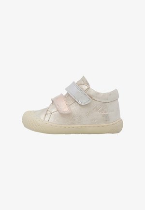 Scarpa per bambino color beige chiaro con due strap in velcro dai colori pastello, suola in gomma traforata, altezza bassa alla caviglia e collo morbido e imbottito.