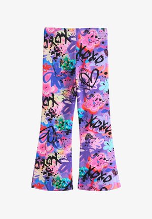 Farverige vidde bukser med blomster i graffiti-stil, sorte hjerter og teksten "xoxo" på en baggrund i pink, lilla, blå og grøn.