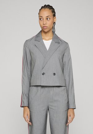 Grijze cropped blazer van gestructureerde stof, met een dubbelrijig ontwerp, brede kraag en dubbele knopen, met contrasterende rode zijstrepen.