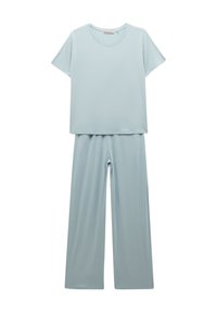 Lichtblauwe lounge set bestaande uit een kortemouwen top en wijde broek, gemaakt van zachte, gladde stof, met een relaxte pasvorm en ronde hals.