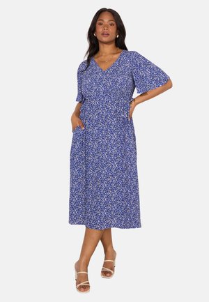 Blaues Blumen-Midi-Kleid mit kurzen Ärmeln, V-Ausschnitt, tailliertem Schnitt, seitlichen Taschen und leichtem Stoff. Es hat weiße und gelbe Akzente.
