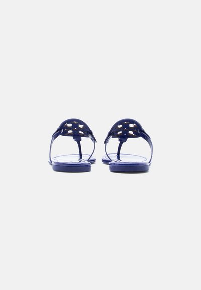 Μπλε σανδάλια με λείο, γυαλιστερό υλικό, ανοιχτό σχέδιο και λεπτά λουράκια με αποκοπές. Ξεκούραστη σόλα και απλή κατασκευή.