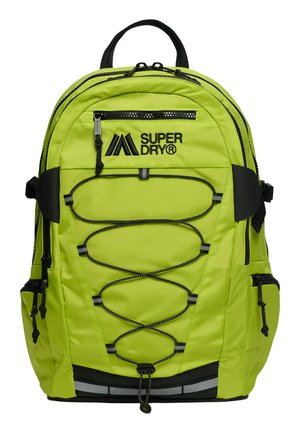 Sac à dos Superdry vert vif avec curseurs de fermeture éclair noirs, cordon élastique à l'avant, poches latérales, poignée supérieure et logo sur le panneau avant supérieur.