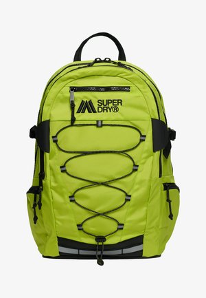 Felgroene Superdry rugzak met zwarte ritstrekers, elastisch koord aan de voorkant, zijvakken, bovenhandvat en logo op het bovenste voorpaneel.