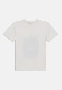Cremfarbener Baumwoll-T-Shirt mit klassischem Rundhalsausschnitt und kurzen Ärmeln. Dezente Textur mit einem schwachen Grafikdesign auf der Vorderseite.