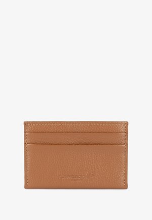 Bruine leren creditcardhouder met een textuurafwerking, voorzien van vier kaartsleuven en geprinte branding op de voorkant. Compacte en rechthoekige vorm.