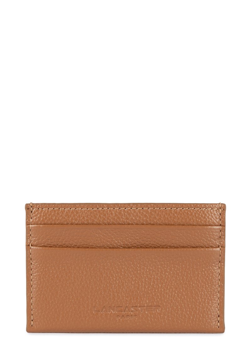 Portafoglio in pelle marrone con finitura testurizzata, dotato di quattro scomparti per carte e logo impresso sul davanti. Forma compatta e rettangolare.