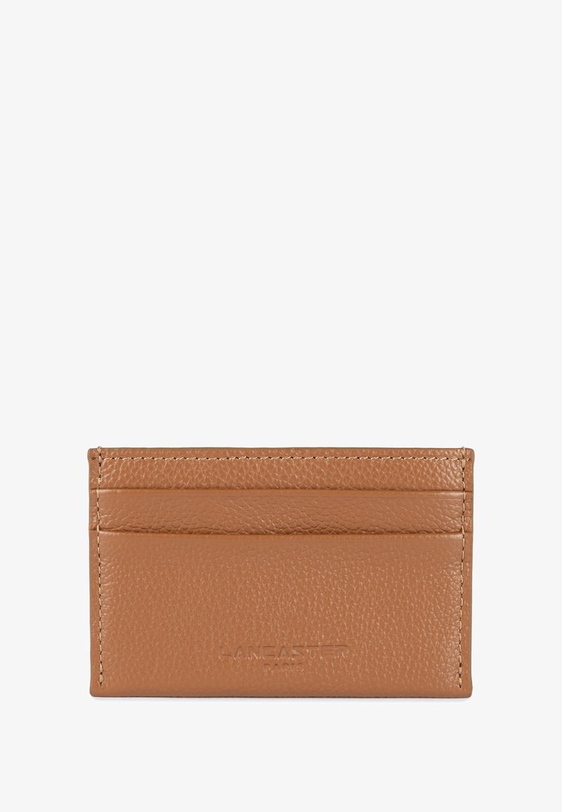 Portafoglio in pelle marrone con finitura testurizzata, dotato di quattro scomparti per carte e logo impresso sul davanti. Forma compatta e rettangolare.