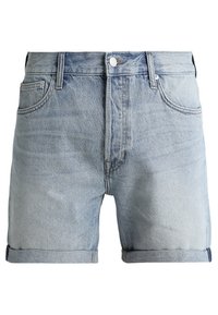 Pantalones cortos de mezclilla azul claro con dobladillo enrollado, bolsillos frontales y cierre con botones. La tela presenta un aspecto deslavado y texturizado.