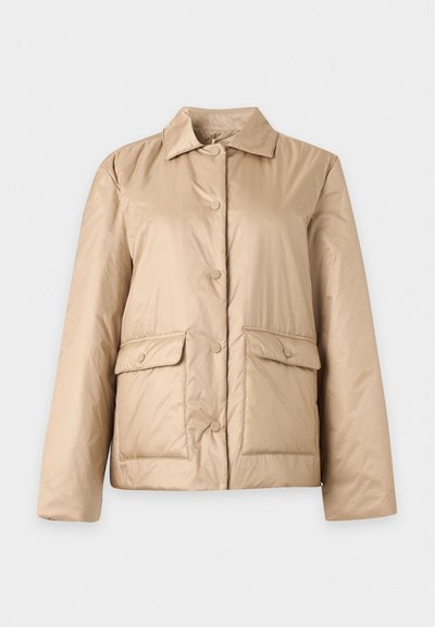 Veste matelassée beige avec col, fermeture devant à boutons-pression et deux grandes poches à rabats avec boutons sur les hanches.