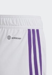 Witte sportieve shorts met een elastische tailleband en drie paarse verticale strepen. Inclusief AEROREADY-logo in het zwart. Zachte stoftextuur.