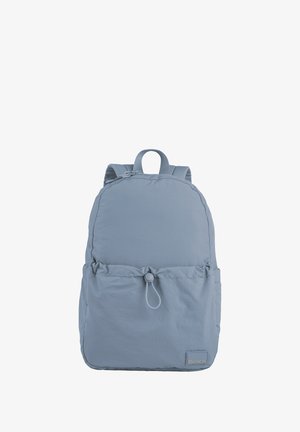 Sac à dos bleu clair en tissu doux, doté d'une poche avant avec un cordon de serrage et de bretelles réglables pour plus de confort.