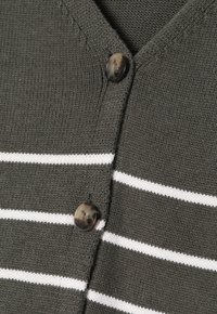 Grüner gestrickter Cardigan mit weißen horizontalen Streifen, V-Ausschnitt und dunklen Knöpfen. Texturierte Stoffdetails sind sichtbar.