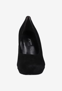 Chaussure à talon haut en daim noir avec un bout pointu, texture lisse et intérieur en cuir. Petite plateforme à l'avant.
