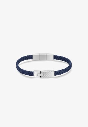 Bracciale in pelle intrecciata blu marina con chiusura in metallo argentato dotata di un motivo geometrico inciso e logo.