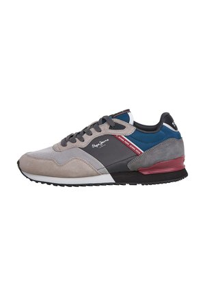 Baskets pour hommes présentant un mélange de daim gris clair, de maille gris foncé et d'accents bleus. Semelle en caoutchouc, design à lacets et détails rouges.