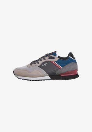 Herrskor i sneakersstil med en blandning av ljusgrå mocka, mörkgrå mesh och blå detaljer. Gummisula, snörning, och röda inslag.