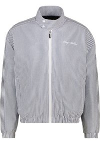 Veste coupe-vent rayée en bleu marine et blanc, dotée d'un col haut, d'une fermeture éclair à l'avant, de poignets élastiques et d'une taille élastique pour une silhouette ajustée.