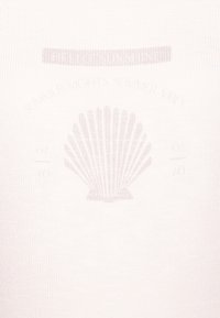 Tecido de algodão em tom beige claro com uma gráfica sutil de conchas e o texto "NOITES DE VERÃO, VIBRAÇÕES DE VERÃO" em uma fonte delicada e suave.