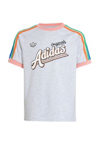 Svijetlosiva Adidas Originals majica s ružičastom kragnom i manžetama, višebojnim prugama na ramenima i velikim Adidas logom sprijeda.