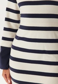 Gestreiftes Kleid mit abwechselnd navyblauen und cremefarbenen Streifen, gestricktem Stoff, figurbetontem Schnitt und einem gerippten Taillenbund.