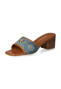 Sandal in denim con apertura davanti, con un cinturino in pelle marrone, tacco a blocco e dettaglio in oro del logo; presenta un tessuto in denim blu con un motivo sottile.